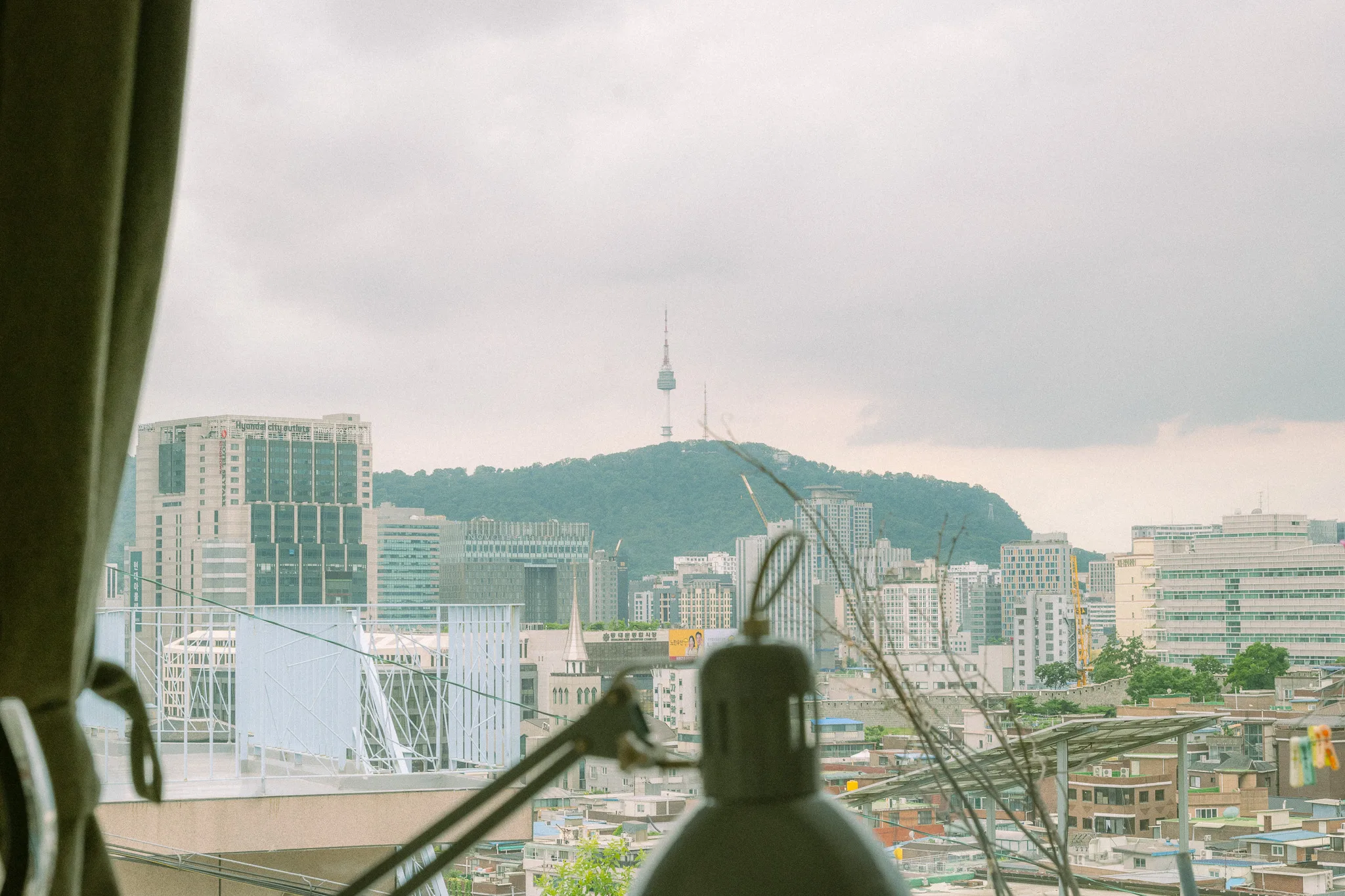 Starry House Ⅲ 창 너머로 보이는 창신동과 남산